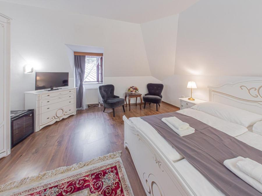 Hotel Salamander Banska Stiavnica Bagian luar foto