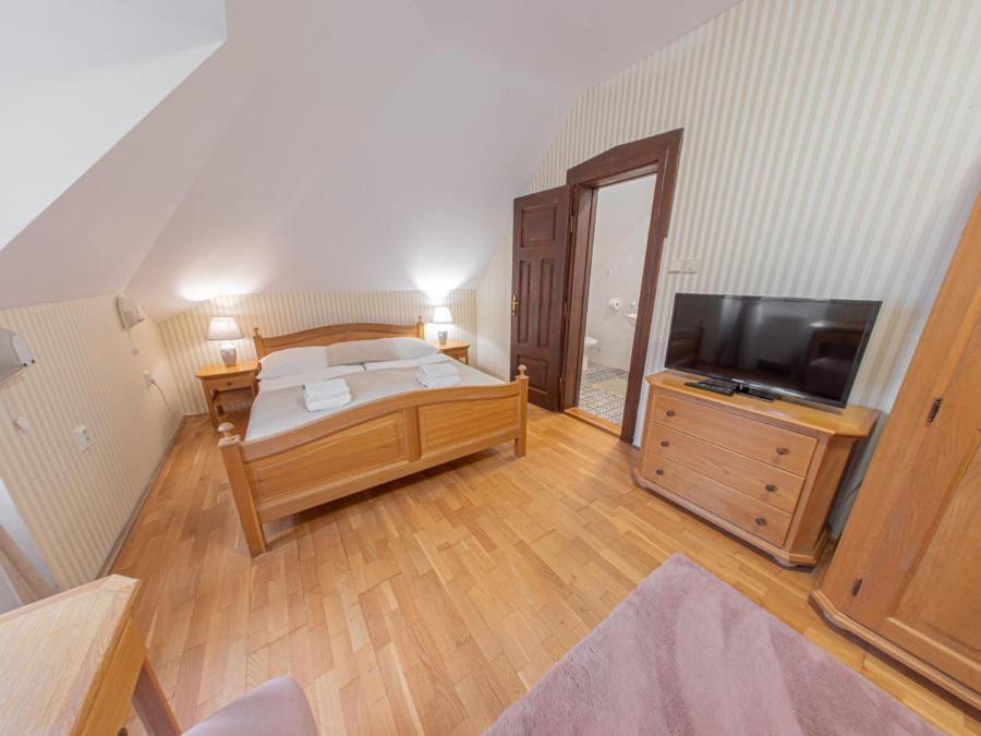 Hotel Salamander Banska Stiavnica Bagian luar foto